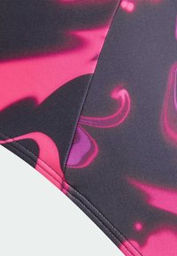 Badstof in donkergrijs met levendige roze en paarse abstracte patronen; gladde textuur met gestikte randen voor duurzaamheid.