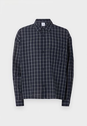 Tamnoplava košulja na kopčanje s bijelim mrežastim uzorkom, dugim rukavima, džepom na prsima i šiljastim ovratnikom.