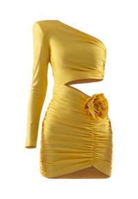 Asimetrična haljina od žutog satena s jednim naramenicom, koja sadrži nabrane detalje, izrez na struku i cvjetni detalj na kuku.