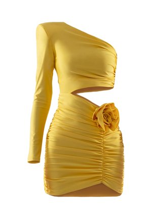 Abito giallo asimmetrico a una spalla in tessuto satinato, caratterizzato da arricciature, un'apertura in vita e un dettaglio floreale sull'anca.
