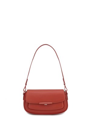 Kleine rechthoekige bruine leren schoudertas met flapsluiting en een dunne, gebogen riem.