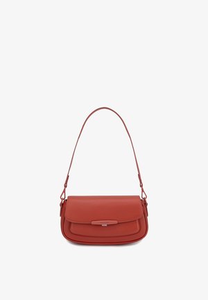 Piccola borsa a tracolla rettangolare in pelle marrone con chiusura a patta e tracolla sottile e curva.