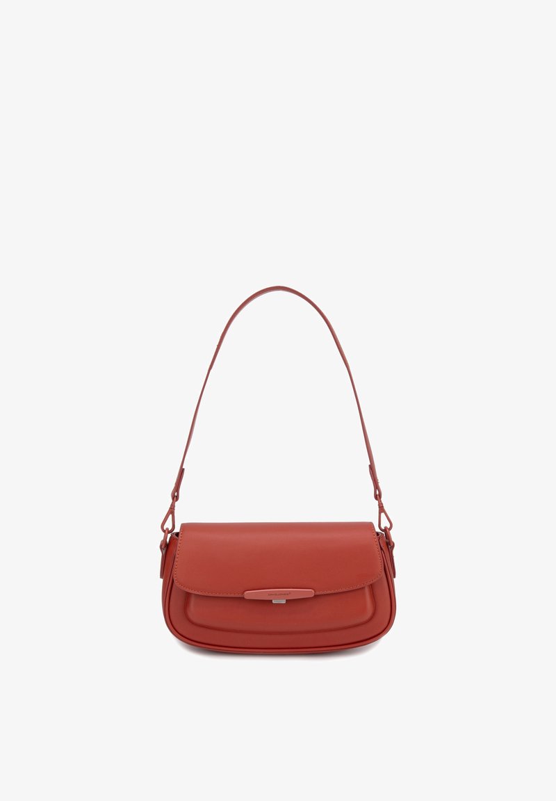 Petit sac à bandoulière rectangulaire en cuir marron avec une fermeture à rabat et une fine bandoulière incurvée.