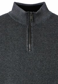 Donkergrijze gebreide pullover met een kwart-rits halslijn, textuurpatroon en geribbelde kraag, voorzien van een zwarte ritssluiting en een nette afwerking.