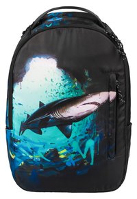 Zaino realizzato in tessuto nero con una grande grafica di uno squalo nei toni del blu e del turchese, accompagnata da intricati motivi e texture subacquee.