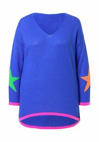 Maglione blu a maglia con scollo a V, maniche lunghe con una stella verde su una manica e una stella arancione sull'altra, rifinito con un orlo rosa.
