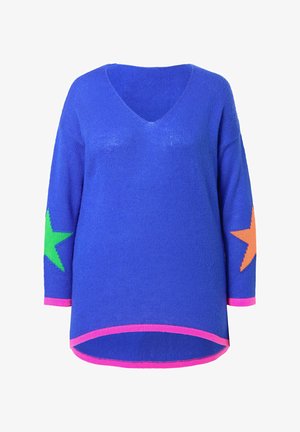 Blå strikket sweater med V-hals, lange ærmer der har en grøn stjerne på den ene ærme og en orange stjerne på den anden, afsluttet med en pink kant.
