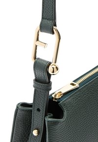 Borsa a tracolla in pelle verde con texture, dotata di un fermaglio e dettagli della cerniera in tonalità oro. Presenta una tracolla robusta e una forma strutturata.