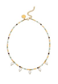 Collier en perles multicolores comprenant des perles vertes, pêche, jaunes et brunes, avec des éléments en métal doré et des accents de perles blanches pendantes.