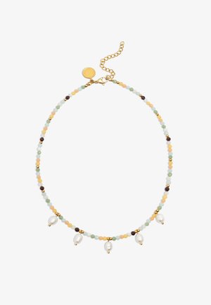 Collar de cuentas multicolores que presenta cuentas verdes, melocotón, amarillas y marrones, con herrajes dorados y acentos de perlas blancas colgantes.