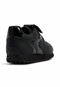 Schwarzer Sneaker mit hochwertigem Obermaterial aus strukturiertem Leder, Klettverschluss und Gummisohle mit rutschfesten Punkten. Glatte Oberfläche mit eleganten Designelementen.