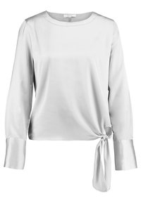 Blusa di raso grigio chiaro con maniche lunghe, scollo rotondo, dettaglio con nodo frontale in vita e texture liscia. Nessun motivo visibile o accessorio.