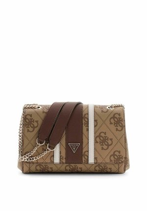 Sac à main Guess brun à motifs avec rayures blanches, bandoulière chaîne et coussinet en cuir pour l'épaule, centré sur un fond blanc.