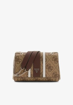 Borsa Guess marrone con motivo a fantasia, righe bianche, tracolla a catena e spallina in pelle, posizionata al centro su sfondo bianco.