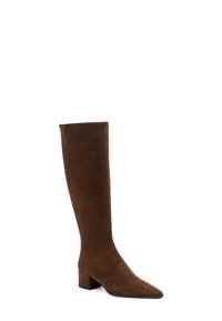 Stivale in suede marrone alto fino al ginocchio con punta affusolata e tacco quadrato. Caratterizzato da una texture liscia e linee pulite, progettato per un look aderente.