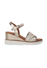 Metalen gouden wedge-sandalen met een gestructureerde voorkant en enkelsluiting. Witte geribbelde zool biedt extra grip en comfort.