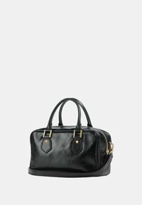 Borsa a tracolla in pelle nera con doppi manici, accessori in metallo dorato, forma rettangolare, chiusura con zip e superficie texturizzata.