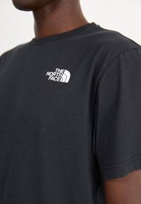The North Face VERTICAL TEE - Print T-shirt - black