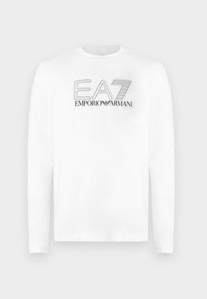 Wit, langarmig T-shirt gemaakt van katoen. Voorzien van een geborduurd "EA7"-logo in zwart, met daaronder de tekst "EMPORIO ARMANI". Eenvoudige ronde hals.
