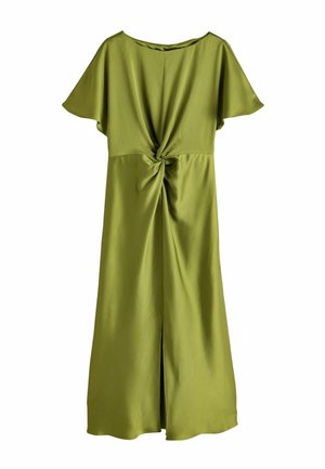 Grünes Midikleid mit kurzen Flatterärmeln, einer vorderen Twist-Knoten-Detail und einem vorderen Schlitz auf weißem Hintergrund.