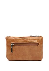 Brązowa skórzana torebka o gładkiej fakturze, z zamknięciem na zamek błyskawiczny u góry i przednią kieszenią na zamek, prostokątny kształt i czyste linie.