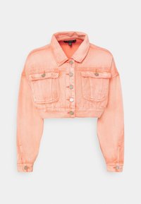 Kronad jeansjacka i ljus persika, med långa ärmar, krage och knappstängning, uppställd på en vit bakgrund.