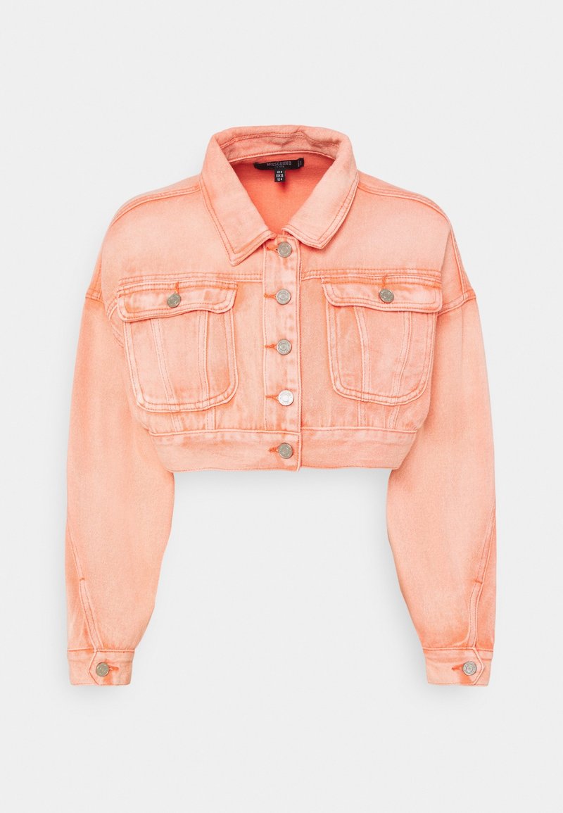 Kronad jeansjacka i ljus persika, med långa ärmar, krage och knappstängning, uppställd på en vit bakgrund.