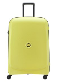 Maleta rígida de color amarillo brillante con superficie texturizada, mango negro y cuatro ruedas negras para facilitar la movilidad. Logo circular en la parte frontal.