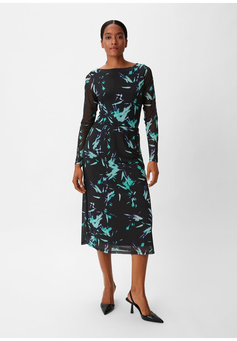 Schwarzes Midikleid mit langen transparenten Ärmeln, das ein blaues und grünes abstraktes Muster aufweist. Das Design umfasst eine geraffte Taille und einen geraden Schnitt.