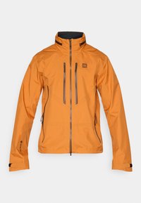 Oranje waterdichte jas met een hoge kraag, rits aan de voorkant en twee ritszakken op de borst. Heeft grijze accenten en verstelbare manchetten.