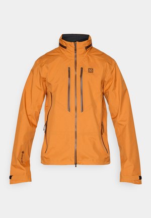 Orangene wasserdichte Jacke mit hohem Kragen, Frontreißverschluss und zwei Reißverschluss-Brusttaschen. Mit grauen Akzenten und verstellbaren Bündchen.