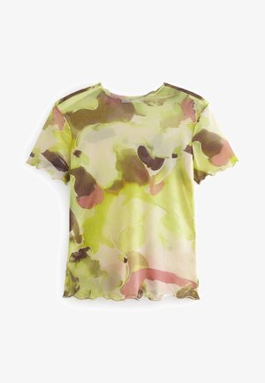 Haut à manches courtes semi-transparent avec un motif abstrait style aquarelle vert, marron et rose, col rond et ourlets à bords ondulés.