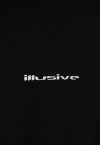 Czarna bawełniana koszulka z białym napisem "illusive" w nowoczesnej, bezszeryfowej czcionce, umieszczonym na środku klatki piersiowej.