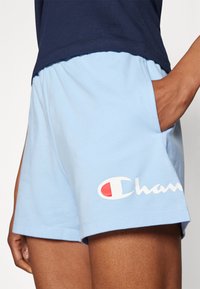 Champion ICONS SHORTS BIG LOGO - Pantalón corto de deporte - light blue