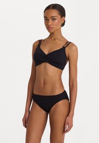 Svart bikiniset som har en innpakningsformet topp med justerbare stropper og en lav midje-bunn. Laget av glatt, stretchy stoff.