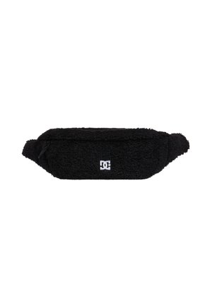 Schwarze, flauschige Bauchtasche mit Reißverschlusstasche und weißem DC-Logo mittig vorne.