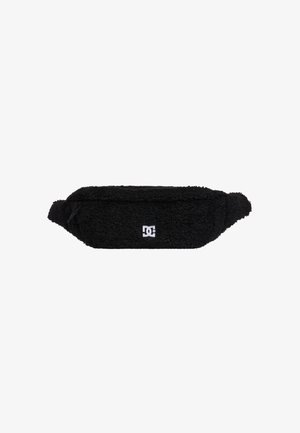 Schwarze, flauschige Bauchtasche mit Reißverschlusstasche und weißem DC-Logo mittig vorne.