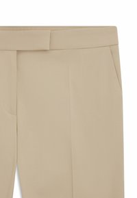 Beige Hosen mit glatter Textur, flachem Bund und seitlichen Taschen, in taillierter Passform und klaren Linien.