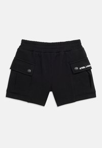 Pantaloni scurți negri cu talie elastică și două buzunare cu clapetă și nasturi, unul dintre buzunare având eticheta „KARL LAGERFELD” scrisă cu text alb.