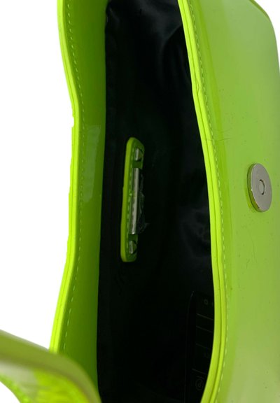 Borsa a mano verde neon con un esterno lucido e liscio, chiusura a scatto magnetico e un interno in tessuto nero a contrasto.