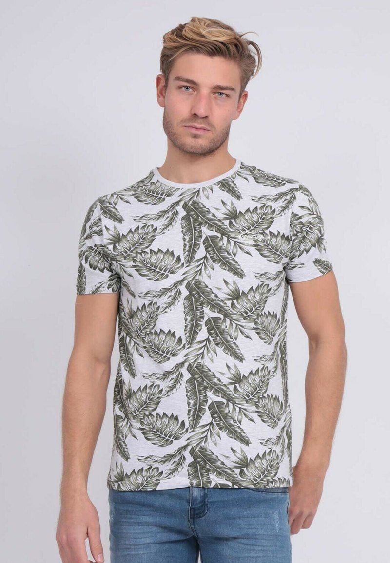 T-shirt à manches courtes en tissu gris clair avec un motif floral vert, col rond et design ajusté, associé à un jean en denim bleu.