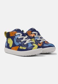 Zapatillas de cuero azul con patrones geométricos coloridos en naranja, amarillo y azul claro. La suela de goma blanca y los cordones grises completan el diseño.