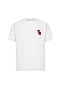 Hvid bomulds T-shirt med et brunt grafik af en chokoladebar på venstre brystområde. Kortærmet og rund hals design.