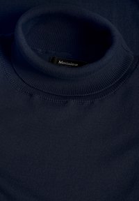 Pulover cu guler înalt de culoare bleumarin, realizat dintr-un material moale, având un design cu nervuri și o formă clasică ajustată. Eticheta brandului este vizibilă pe interiorul gulerului.