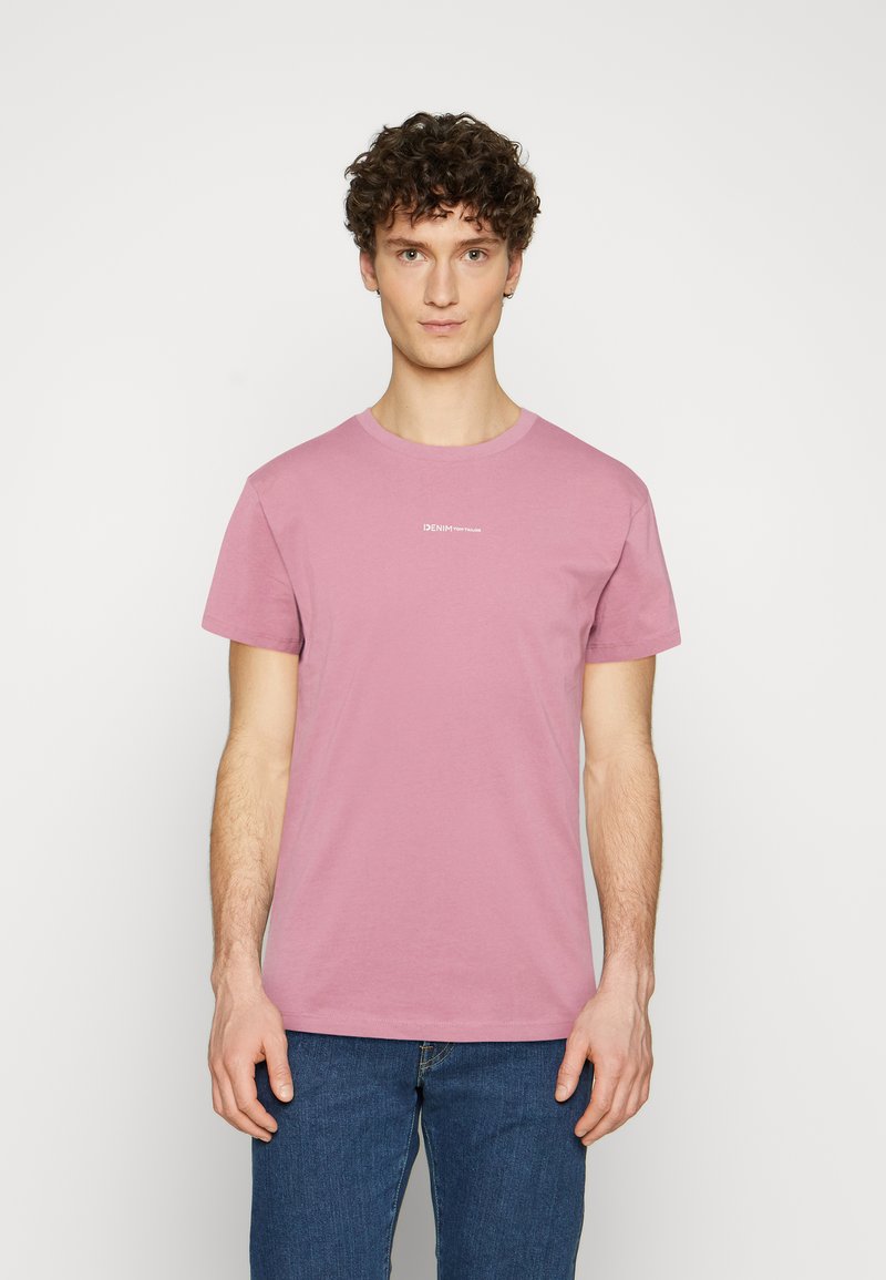 Herren T-Shirts & Polos | TOM TAILOR DENIM RELAXED PRINTED T-Shirt print wineberry rose/pink - BU15011 Herren T-Shirts & Polos | TOM TAILOR DENIM RELAXED PRINTED T-Shirt print wineberry rose/pink - BU15011