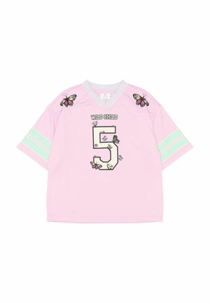 Ružová oversized tričko s mätovými pruhmi, obsahujúce grafiku '5', text "WILD CHILD" a ilustrácie motýľov na pleciach.