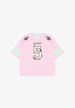 Ružová oversized tričko s mätovými pruhmi, obsahujúce grafiku '5', text "WILD CHILD" a ilustrácie motýľov na pleciach.