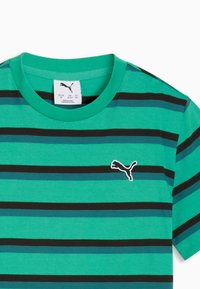 Zielona koszulka z czarnymi i turkusowymi poziomymi paskami, z okrągłym dekoltem, krótkimi rękawami oraz białym haftowanym logo Puma na lewej piersi.