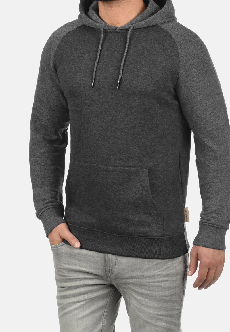 Sudadera con capucha gris oscuro con un bolsillo delantero, cordones ajustables y mangas raglán grises contrastantes. Hecha de un tejido suave y texturizado.