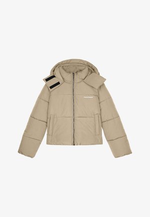 Gaišs krēmkrāsa pūkains mētelis ar kapuci, rāvējslēdzēja priekšpuse, divas sānu kabatas un velcro akcenti plecos. Teksta logo uz krūtīm.